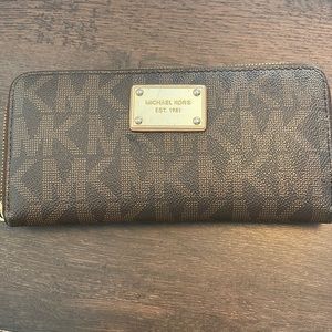 Michael Kors Large/Long Zip Wallet